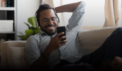 homem-segurando-celular